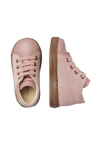 Sneaker in suede rosa e gomma con punte rotonde, allacciatura frontale e suole testurizzate. Presentano accenti in pelle liscia a contrasto.