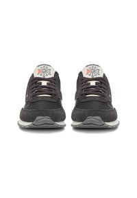 Mustad spordijalatsid hallide seemisnaha detailidega, halli kummist tald, tekstuuriga paelad ja Reebok logo keelel.