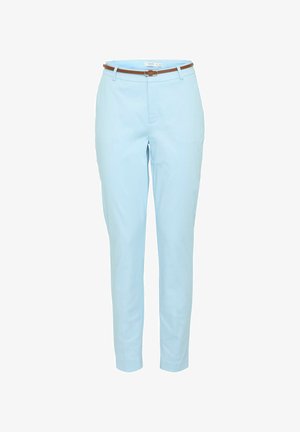 Svete modri hlače s prilagojeno zasnovo, izdelane iz gladkega blaga, z rjavim usnjenim pasom in elegantnimi, zoženimi nogavicami.