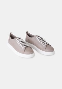 Heledad hall leather sneakers, mille valged paelad, ümar nina ja valge kummist tald. Omab sujuvat tekstuuri ja minimalistlikku disaini.
