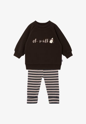Dunkelbraunes Langarmshirt mit der Aufschrift "oh milk" und einer Grafik einer Babyflasche, kombiniert mit beige und dunkelgrau horizontal gestreiften Hosen.