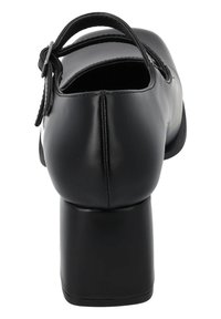 Scarpa nera con tacco alto, dalla punta arrotondata, realizzata in pelle liscia, dotata di cinturino alla caviglia regolabile e tacco spesso. Design classico con accenti minimi.