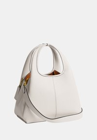 Sac à main en cuir blanc texturé avec poignées supérieures courbées et bandoulière détachable, garnitures dorées et intérieur à compartiment ouvert.