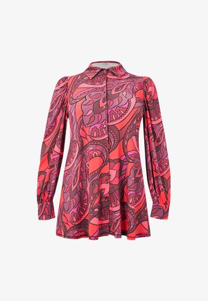 Langærmet skjorte med knapper i en pink og rød abstrakt blomster- og paisley-mønster, der har en spids krave og rynkede manchetter.
