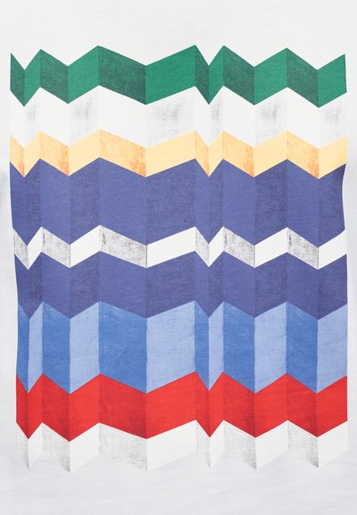 Ζιγκ ζαγκ μοτίβο με οριζόντιες ρίγες σε πράσινο, κίτρινο, σκούρο μπλε, λευκό, ανοιχτό μπλε και κόκκινο σε λευκό υφασμάτινο φόντο.