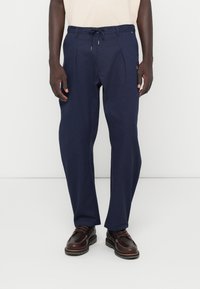 Pantaloni ușori de culoare bleumarin, confecționați dintr-un material moale, cu talie ajustabilă, față plisată și buzunare laterale. Potriviți pentru ținute casual.