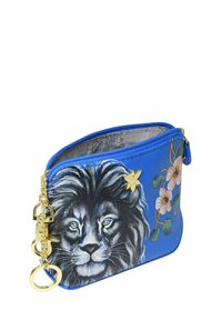 Blaues Reißverschlussetui mit einem Löwenporträt, floralen Akzenten, goldenen Beschlägen und einer strukturierten Oberfläche aus synthetischen Materialien.