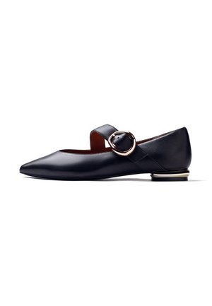 Zapato plano negro puntiagudo con una correa ancha y una gran hebilla metálica redonda y un pequeño tacón plano con detalle metálico.