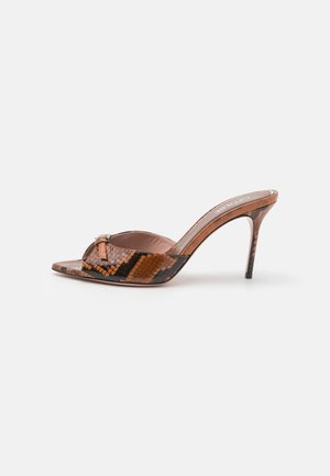 GEDEBE Heeled mules - moka
