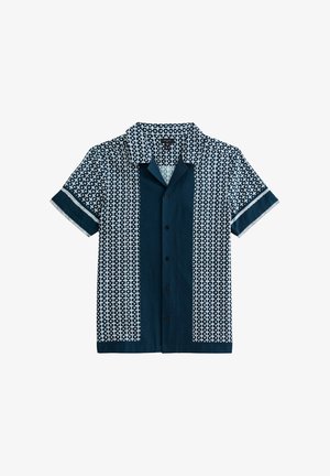 Kurzärmeliges Hemd mit Knopfleiste, das ein blau-weißes geometrisches Muster aufweist, kragenförmiges Design und kontrastierende einfarbige blaue Besätze an den Ärmeln hat.