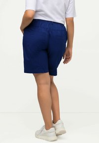 Ulla Popken BERMUDA STYLE POCHES CEINTURE CONFORTABLE - Shorts - dark blue