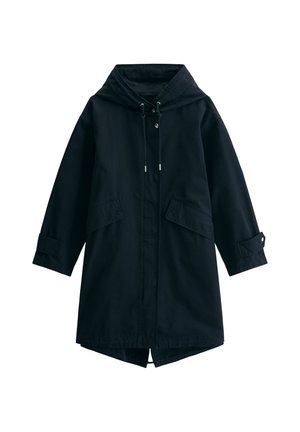 Schwarzer langer Regenmantel mit Kapuze, verstellbaren Zugschnüren, aufgesetzten Taschen mit Klappen, Druckknopfmanschetten und verdecktem Frontverschluss.
