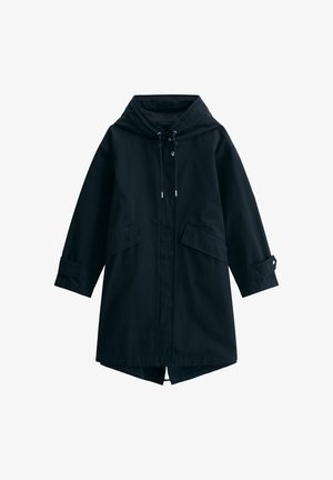 Long imperméable noir avec capuche, cordons de serrage réglables, poches à rabat devant, poignets à boutons-pression et fermeture avant invisible.