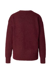 Pull tricoté bordeaux avec une texture douce, doté d'un col rond et de manches longues. La coupe est décontractée avec un ourlet droit.