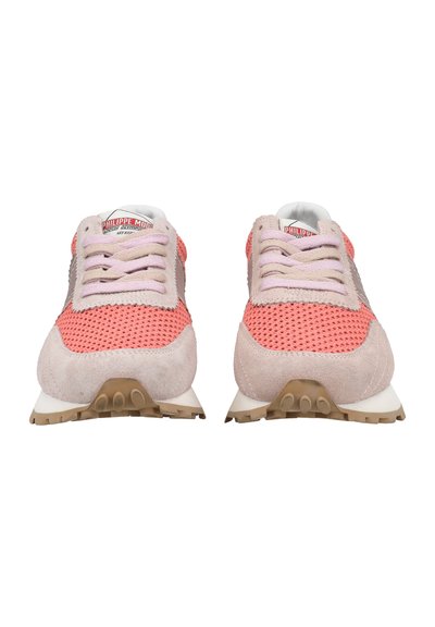 Des chaussures de sport roses et beige avec des matériaux en maille et en daim, bout arrondi, textures subtiles et une semelle en caoutchouc beige. Les lacets sont d'un violet clair.