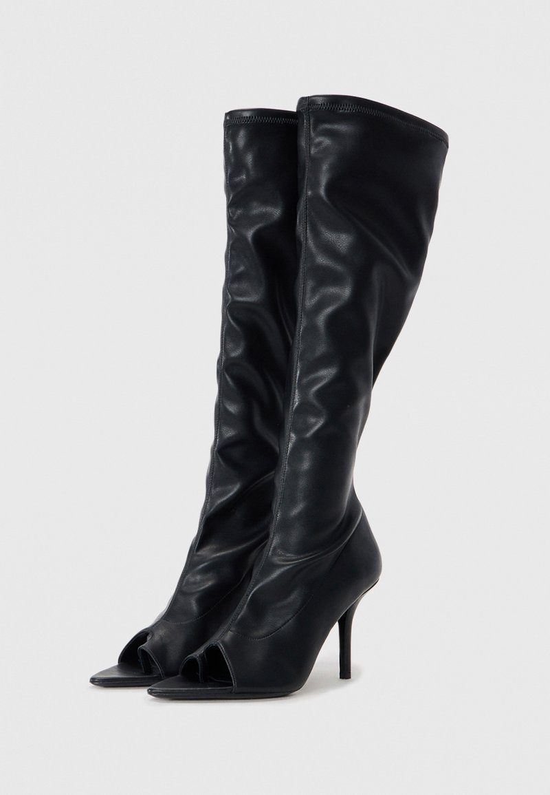 Schwarze, knielange Stiefel aus Leder mit Peeptoe-Design, eng anliegendem Schaft und hohem Stiletto-Absatz. Glatte Textur und elegantes Erscheinungsbild.