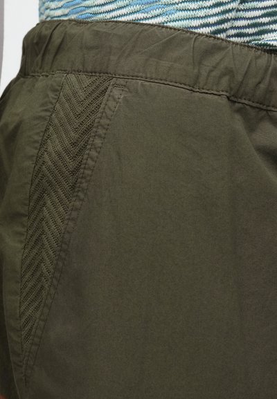 Σορτς σε σκουρό ελιά πράσινο χρώμα με ελαστική μέση, διαθέτουν υφασμάτινο μοτίβο ψαροκόκκαλο στην πλαϊνή πλευρά. Ελαφρύ και απαλό ύφασμα.