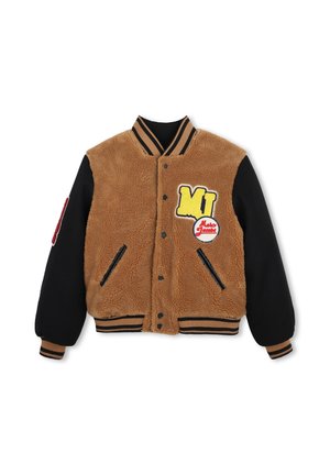 Bruine sherpa varsityjas met zwarte mouwen, gestreepte kraag, manchetten, twee voorzakken en patches op de borst en linkermouw.