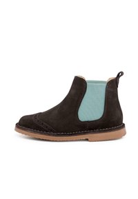 Bottine en cuir suédé marron avec un panneau latéral élastique turquoise, des détails brogue décoratifs et une semelle en caoutchouc. Présente une languette à l'arrière.