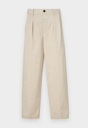 Pantaloni bej cu croi larg, confecționați din bumbac, cu pliuri frontale. Au un nasture negru și o etichetă la talie. Textură netedă și design ajustat.
