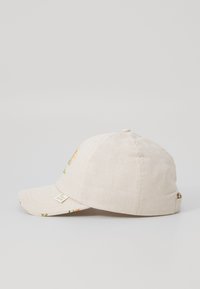 Beige Baumwoll-Basecap mit floralem Stickerei auf der Vorderseite und dem Rand, gebogenem Schirm und verstellbarem Riemen auf der Rückseite. Strukturierte Oberfläche.