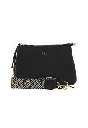 Sac en cuir noir avec des accessoires dorés, doté d'une bandoulière à motif géométrique en noir, blanc et gris. Fermeture éclair sur le dessus.