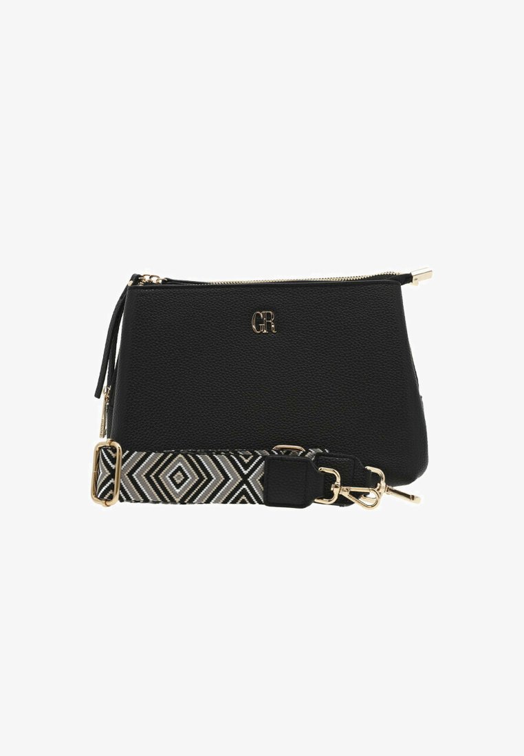 Sac en cuir noir avec des accessoires dorés, doté d'une bandoulière à motif géométrique en noir, blanc et gris. Fermeture éclair sur le dessus.