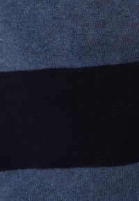 Strickpullover mit einem blauen Farbverlauf und einem dunkelblauen horizontalen Streifen. Weiche Textur, mittlere Dicke und keine sichtbaren Beschläge.