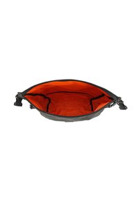 Grau Tasche aus Stoff mit einem leuchtend orangefarbenen Innenfutter, ausgestattet mit einem Reißverschluss und zwei seitlichen Riemen zur sicheren Befestigung.