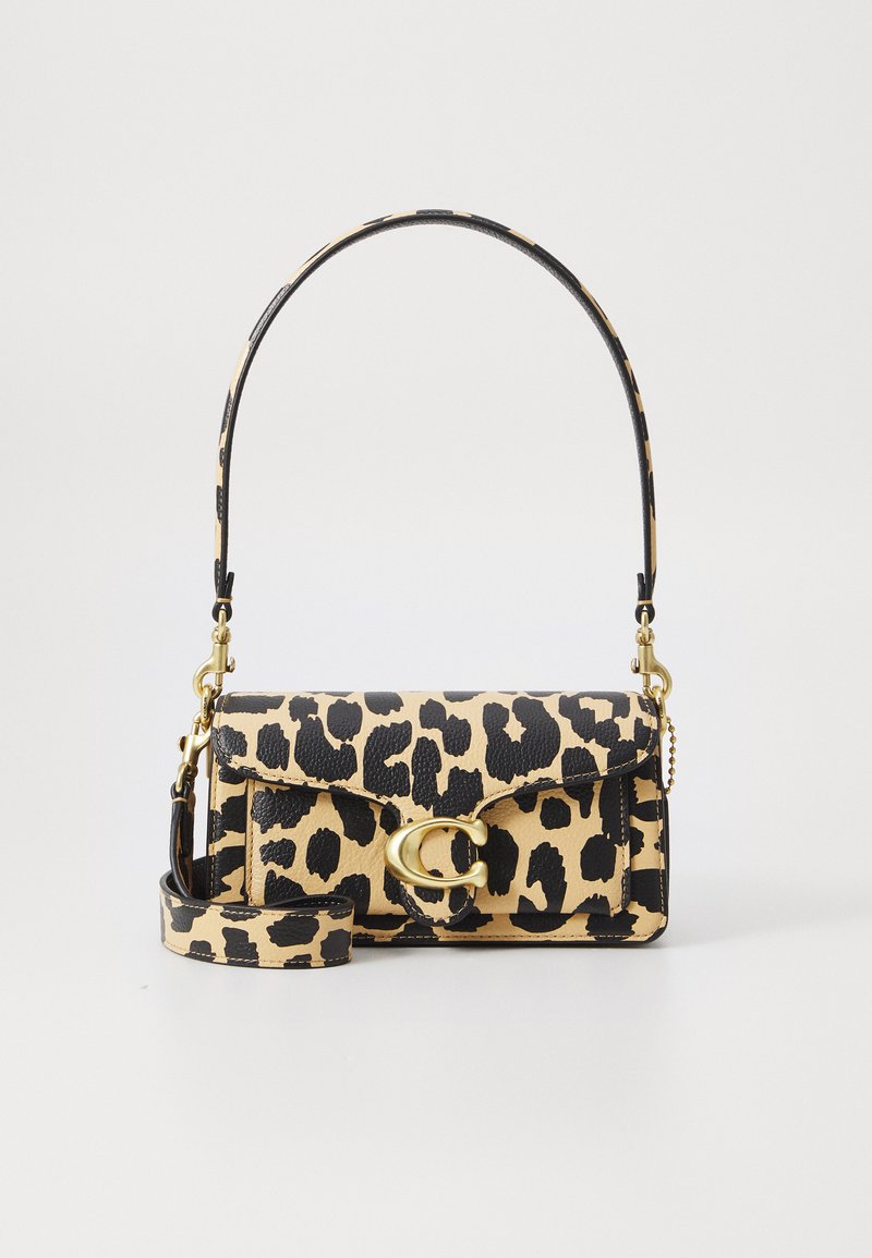 Torebka typu crossbody w wzór panterki, wykonana z teksturowanej skóry, z zapinanym na zamek z metalowym zapięciem w kolorze złotym, odczepianym paskiem i czarnymi akcentami.