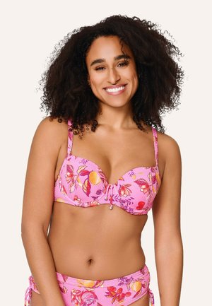 Twee-delig bikini in felroze met bloemmotieven in gele en paarse kleuren. De bovenkant heeft beugels en een centrale strikdetail.