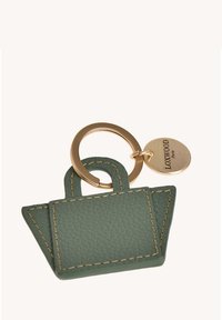 Porte-clés en cuir vert en forme de sac fourre-tout, avec des ferrures dorées et des détails de couture visibles. Charme rond avec "Loxwood Paris" gravé.