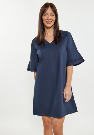 Navyblaues V-Ausschnitt-Kleid aus glattem Stoff mit schwingenden Ärmeln und geschichteten Bündchen, das eine lässige Passform und eine Länge über dem Knie aufweist.