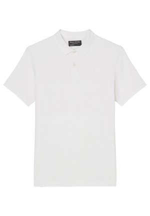 Biała polo z krótkim rękawem, z zapięciem na trzy guziki i miękkiego materiału bawełnianego. Posiada płaski kołnierzyk i brak widocznych wzorów.
