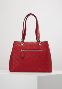 Rode totebag met een gestructureerd patroon, gladde afwerking, dubbele handvatten en een voorzak met rits. Voorzien van hardware-accenten in zilverkleur.