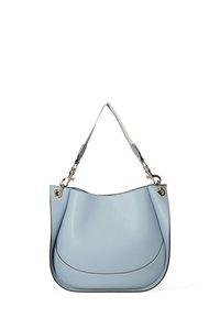 Borsa a mano in pelle azzurro chiaro con design curvo, manico superiore, finiture in metallo dorato e texture liscia. Caratterizzata da cuciture scure a contrasto.