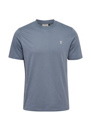 Enkelt blå t-shirt med korte ærmer og rund hals med en lille hvid dobbelt chevron-logo på venstre bryst.