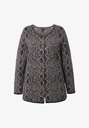 Neulejakku, jossa on teksturoitu musta ja kerma väri geometristen kuvioiden kanssa, pyöreä pääntie, pitkät hihat ja avoin etuosa mustilla yksityiskohdilla.