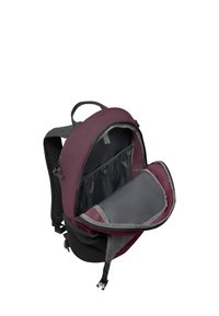 Sac à dos en tissu bordeaux et gris, avec des bretelles rembourrées, une poche intérieure avec organisation en maille, et un compartiment principal zippé.