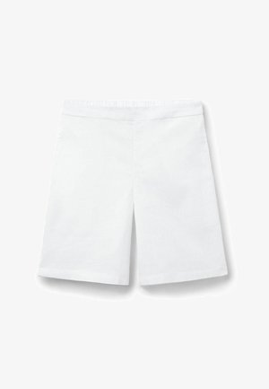 Białe spodenki do kolan o prostym kroju i elastycznym pasie, przedstawione na jednolitym białym tle.