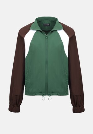 Veste zippée verte avec manches marron, panneaux d'épaule blancs, poignets élastiques et cordons de serrage au bas de l'ourlet.