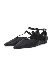 Ballerine nere a punta con T-strap e chiusura a fibbia alla caviglia, realizzate in materiale simile alla pelle liscia e dotate di suole basse e piatte.