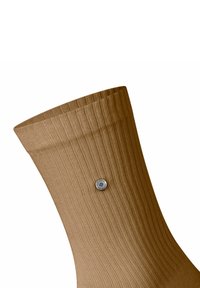 Calza marrone a coste con dettaglio a bottone silver. Il tessuto ha un aspetto texturizzato, con un risvolto superiore.