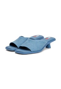 Mules ouverts bleu en tissu en denim texturé, avec une semelle plate en caoutchouc et un petit talon block pour le soutien. Présentant une semelle intérieure lisse.