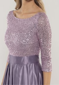 Lavendelfarbenes Kleid mit einem mit Pailletten verzierten Oberteil und einem Satinrock mit Falten, 3/4-langen Ärmeln und einem breiten Satinbund.