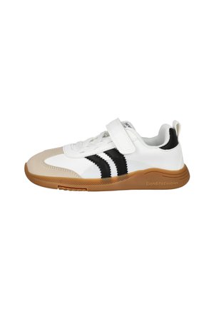 Zapatilla blanca y beige con franjas negras, suela marrón, correa de Velcro y cuello acolchado, diseñada para la comodidad y el soporte de los niños.