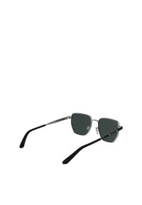 Metalowe prostokątne okulary przeciwsłoneczne z ciemnymi szkłami. Czarne ramiona z acetatu, srebrne akcenty z metalu. Teksturowany detal mostka.