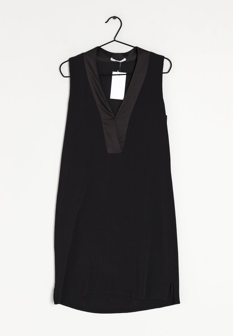 Robe sans manches noire avec un décolleté en V profond. Présente un col en satin noir contrastant et des fentes sur les côtés, fabriquée à partir d'un tissu lisse.