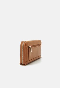 Portafoglio marrone con zip, realizzato in pelle texturizzata, presenta una zip dorata e un profilo slim con una tasca esterna.