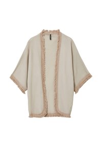 Beżowe, kimono-podobne okrycie z frędzlami wzdłuż dekoltu i rękawów; wykonane z lekkiego, teksturowanego materiału.